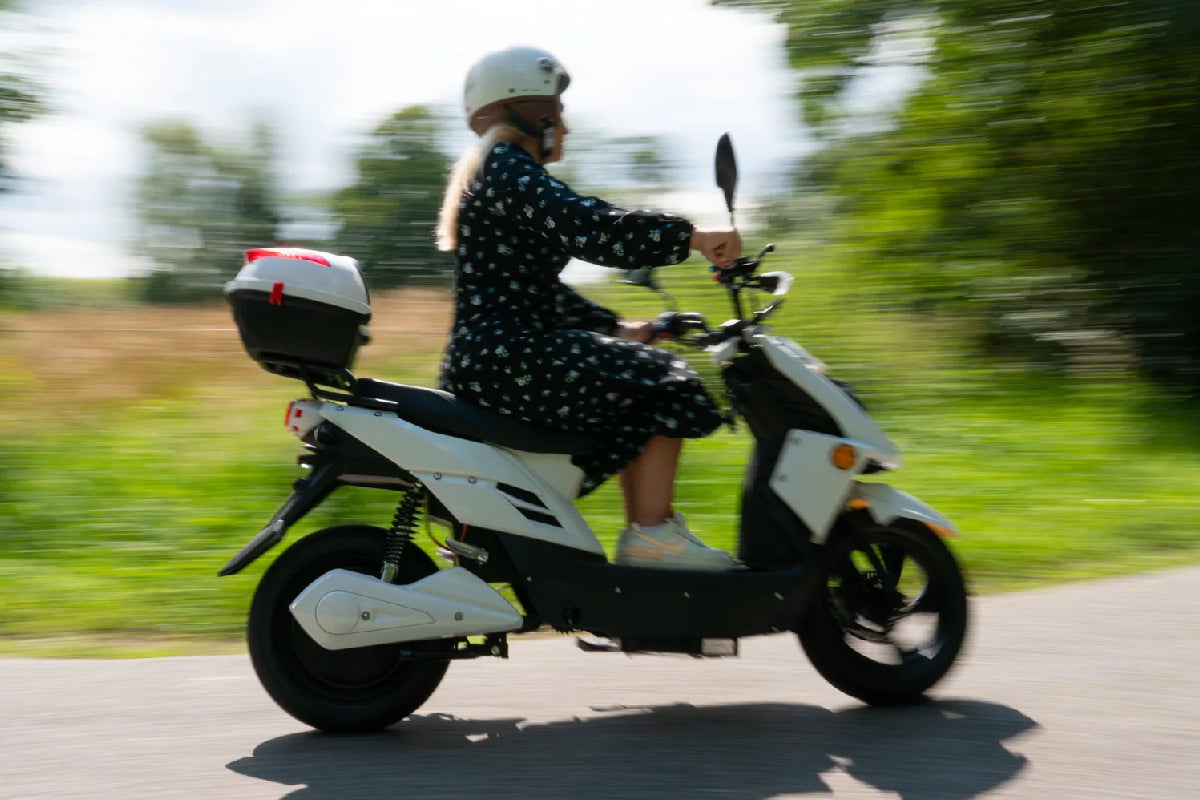 Är elmopeder tillåtna på cykelbanor?