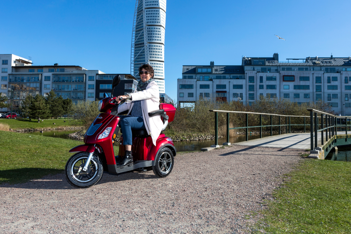 Promenadscooter eller elmoped – vilket elfordon passar dig bäst?