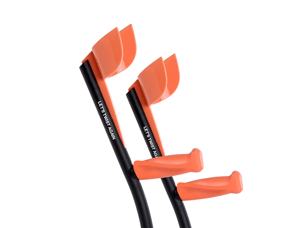 Svarta handtag med orange handtag och armstöd