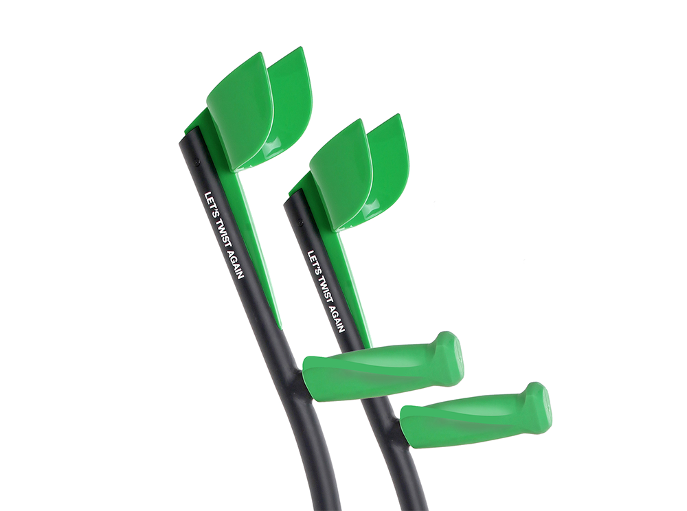 Svarta kryckor med gröna handtag och armstöd