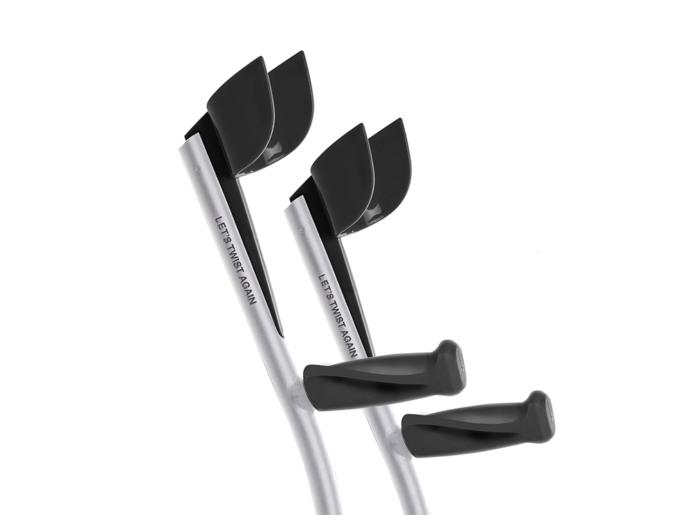 Silvriga kryckor med svarta handtag och armstöd