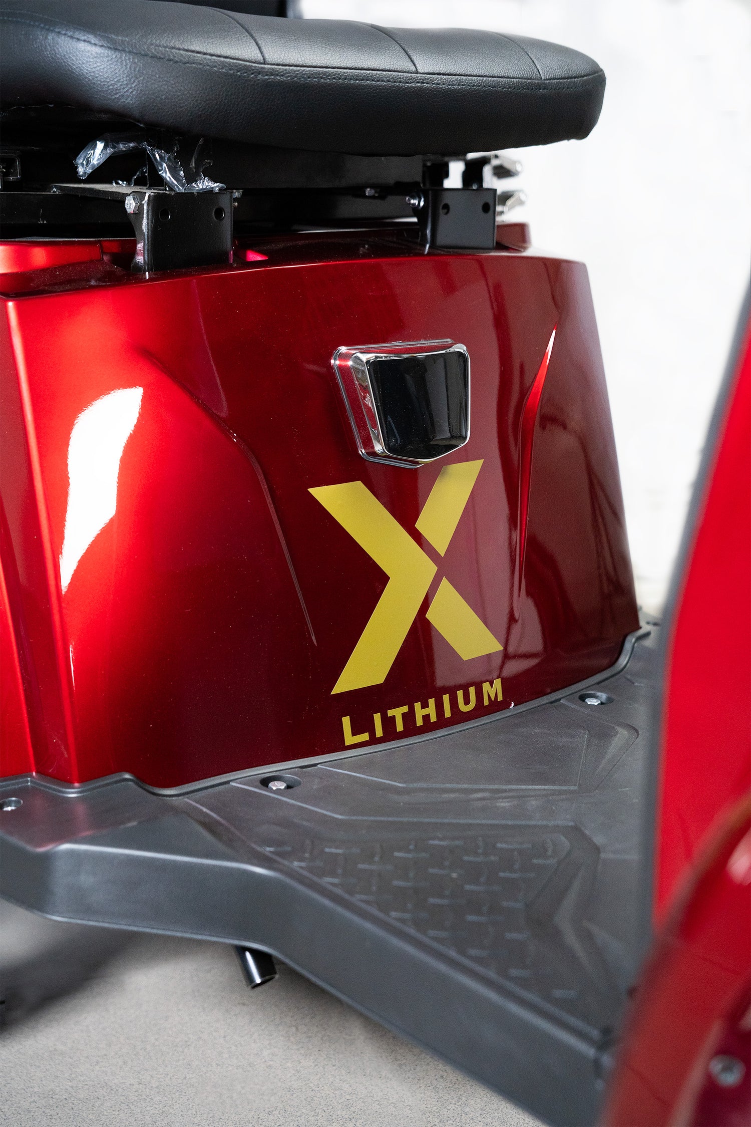 Fotplatta och laddningsuttag på promenadscooter Eloped Elite X