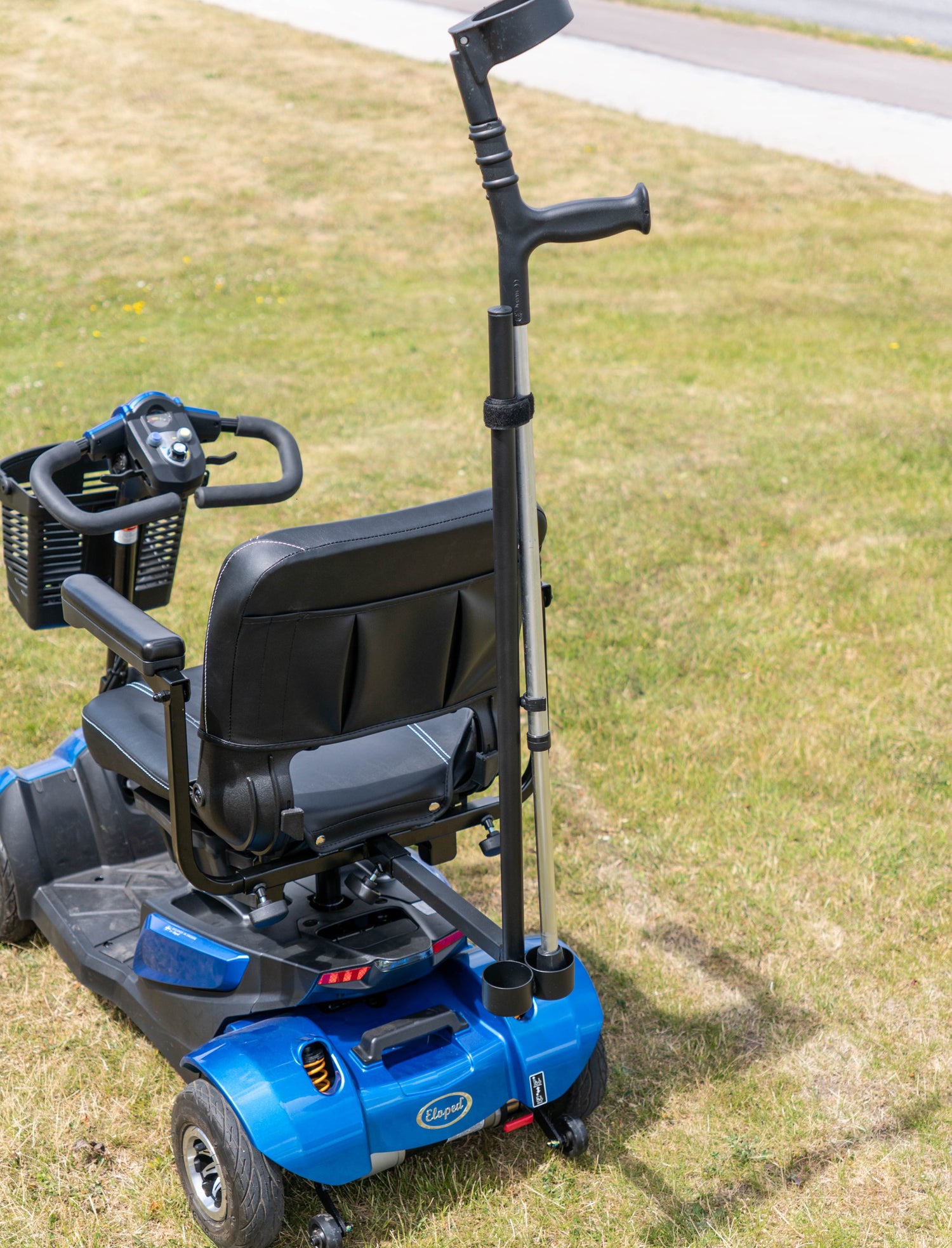 Stående kryckhållare till promenadscooter