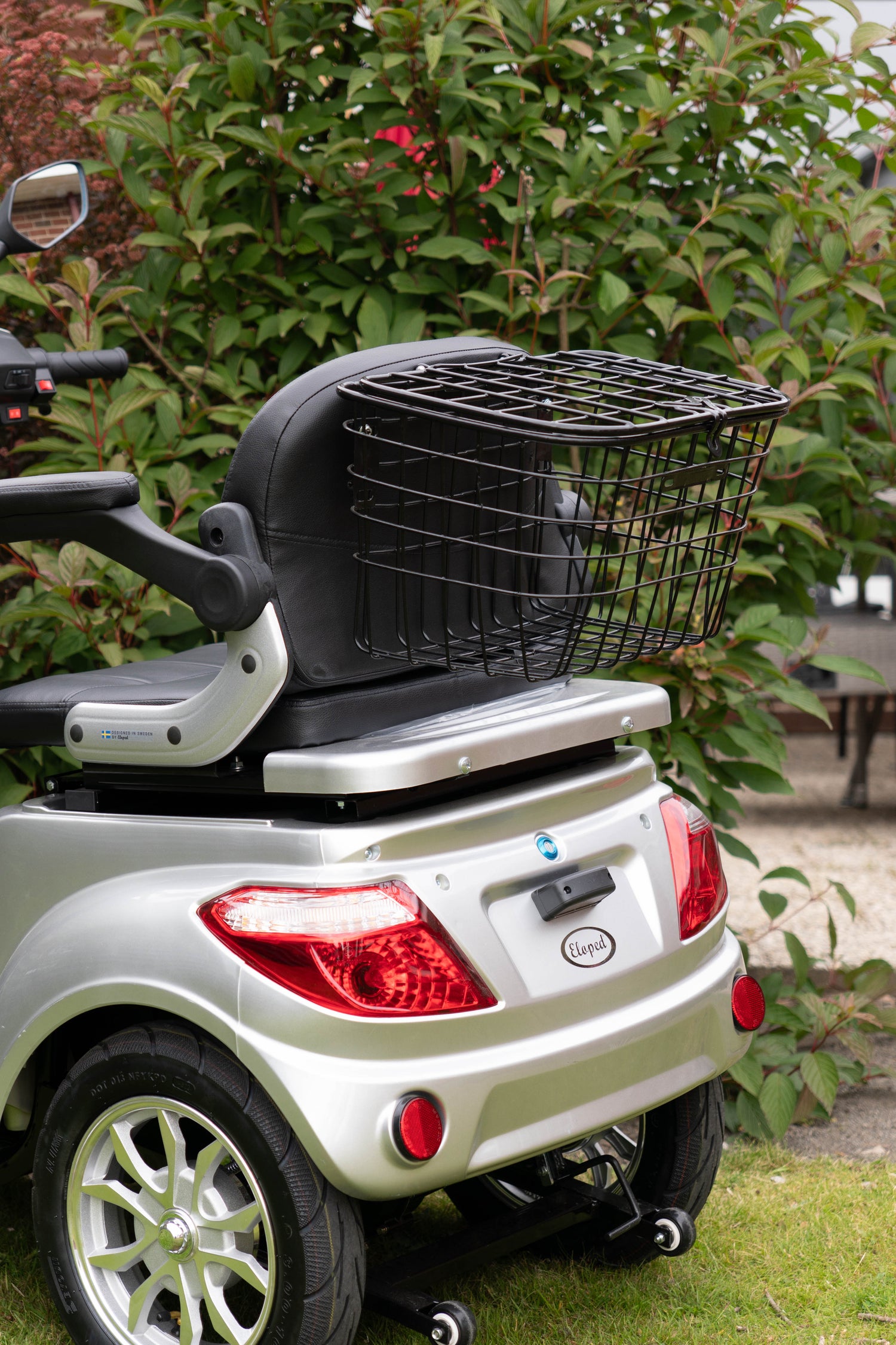 Promenadscooter med korg för förvaring