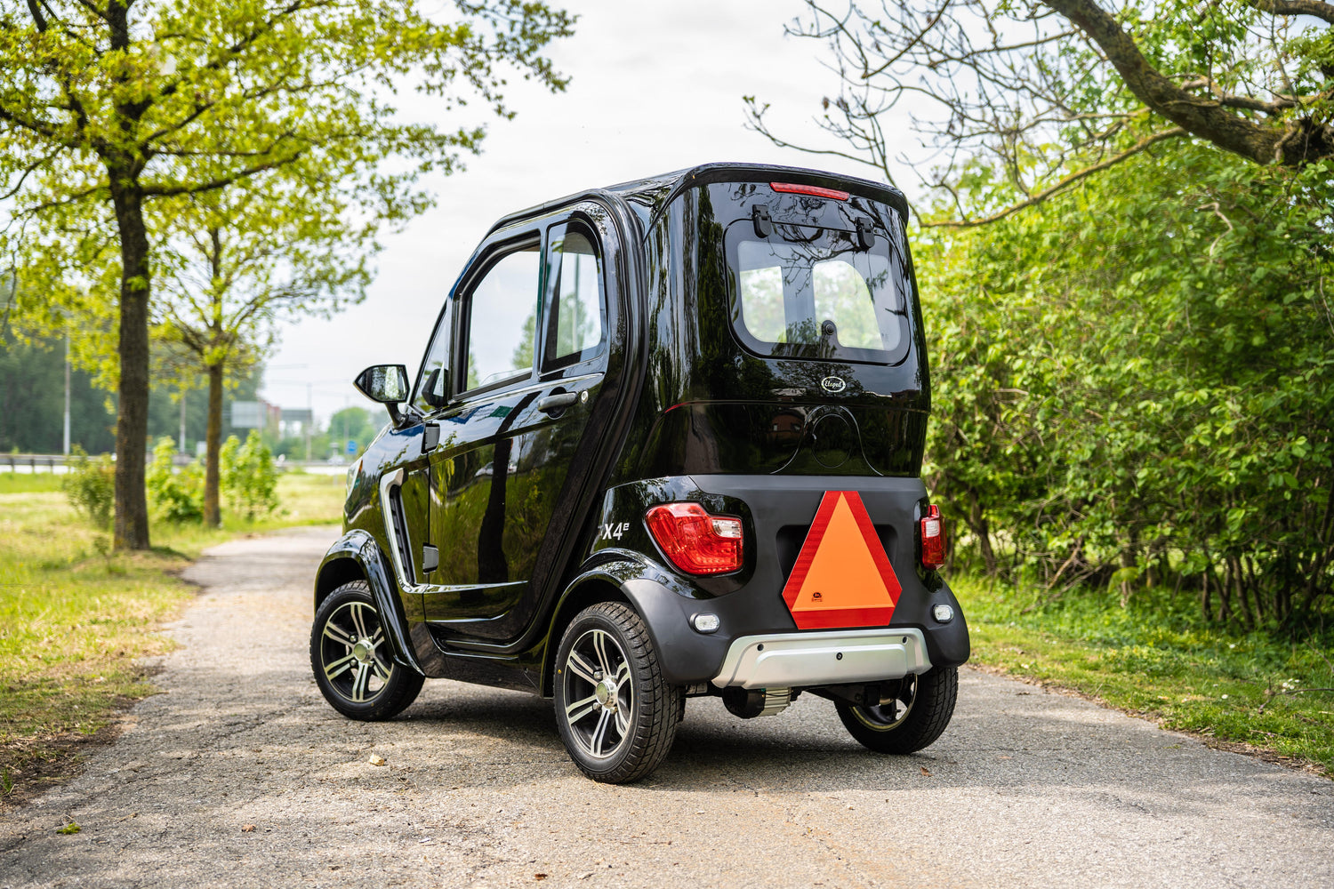 Svart elmopedbil Eloped X4e