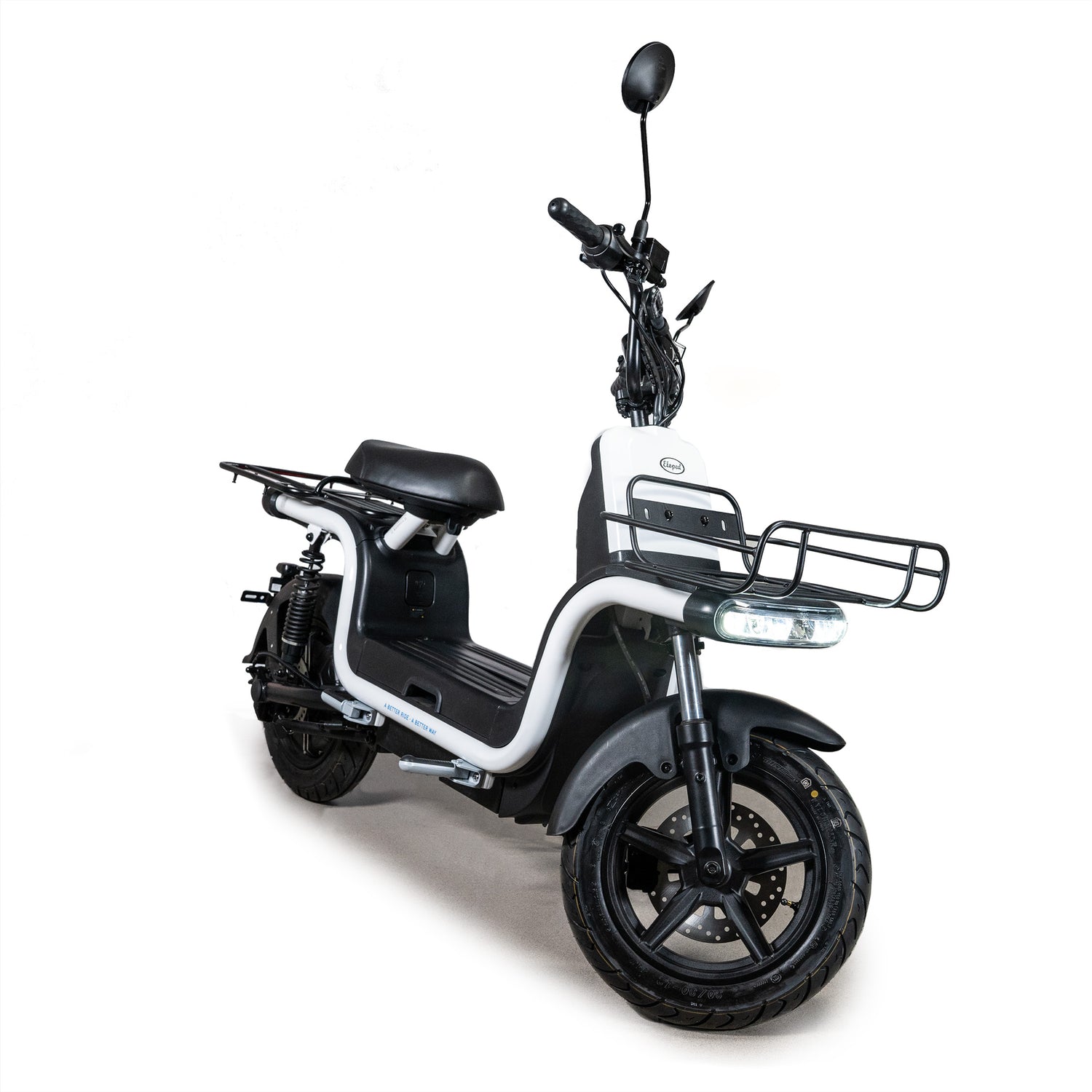 Vit elmoped med lastutrymme både fram och baktill